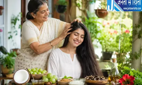 घने और चमकदार बालों के लिए बनाएं देसी हेयर ऑयल