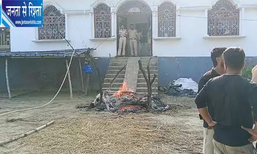 हत्या से भड़का आक्रोश, हत्या के आरोपी के घर के सामने जलाया शव