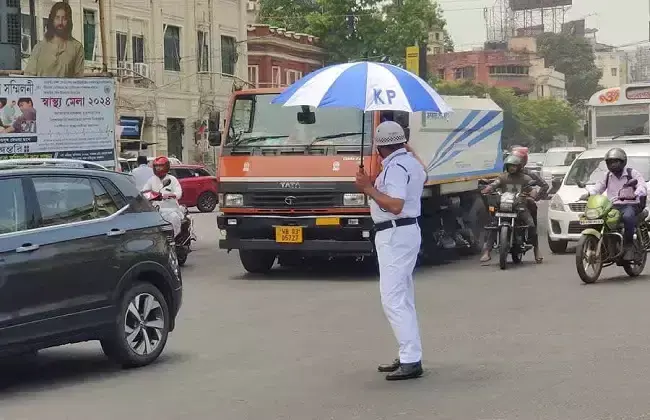 पूजा के दौरान चप्पे-चप्पे पर नजर, कोलकाता में 12 हजार पुलिसकर्मियों की तैनाती पूजा के दौरान चप्पे-चप्पे पर नजर, कोलकाता में 12 हजार पुलिसकर्मियों की तैनाती