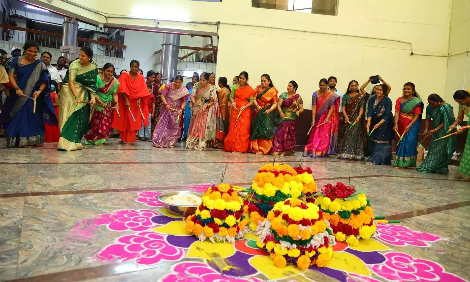 Telangana: महिलाएं पारंपरिक उत्साह के साथ अतला बथुकम्मा मनाती हैं Telangana: महिलाएं पारंपरिक उत्साह के साथ अतला बथुकम्मा मनाती हैं