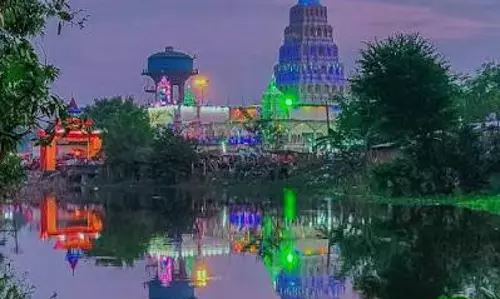 इस मंदिर में सिर झुकाए बिना नहीं होते मां के दर्शन