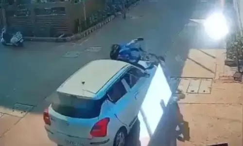 तेज रफ्तार कार ने बाइक को मारी टक्कर, 5 फीट उछलकर छत पर गिरा इंजीनियर