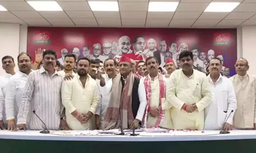 अखिलेश यादव ने बृजभूषण के करीबियों को दिलाई सदस्यता अखिलेश यादव ने बृजभूषण के करीबियों को दिलाई सदस्यता