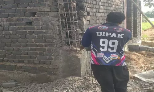 बालिका शौचालय निर्माण में गुणवत्ता की कमी पर कार्रवाई