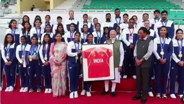 एशियाई खेलों के खिलाड़ियों से मिले पीएम मोदी, मिला विशेष उपहार