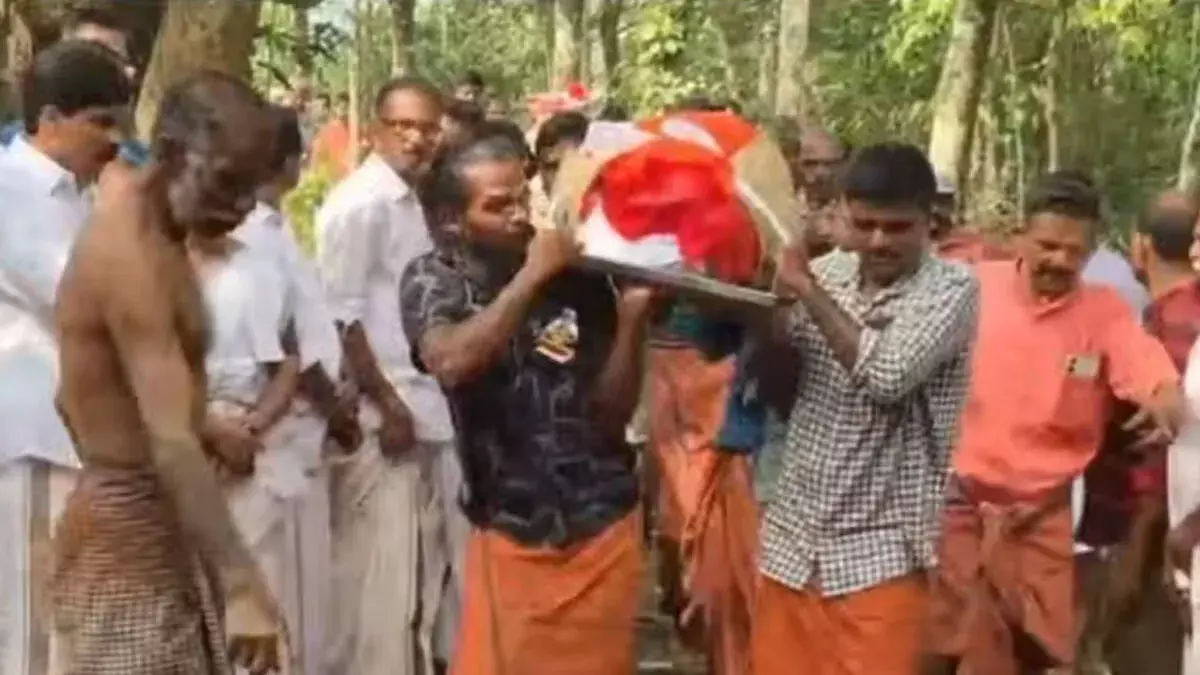 चेरुवयाल रमन का निधन: पूरे राजकीय सम्मान के साथ अंतिम विदाई चेरुवयाल रमन का निधन: पूरे राजकीय सम्मान के साथ अंतिम विदाई