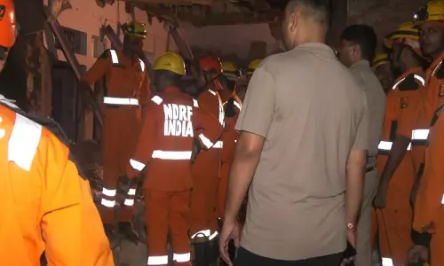 अवैध पटाखा फैक्ट्री में जोरदार ब्लास्ट मलबे में दबे कई लोग अवैध पटाखा फैक्ट्री में जोरदार ब्लास्ट मलबे में दबे कई लोग