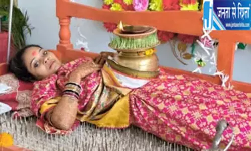कीलों पर लेटकर देवी आराधना, देखने उमड़ी भीड़ कीलों पर लेटकर देवी आराधना, देखने उमड़ी भीड़