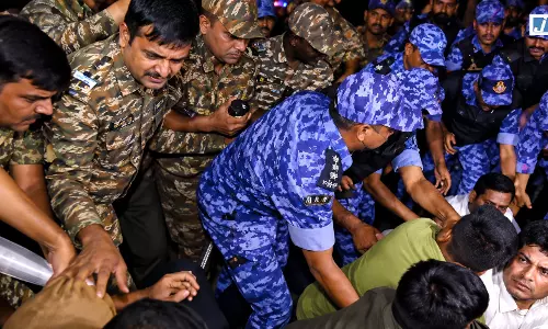 NSUI कार्यकर्ताओं का जोरदार प्रदर्शन, FIR दर्ज नहीं होने पर थाने के बाहर हंगामा NSUI कार्यकर्ताओं का जोरदार प्रदर्शन, FIR दर्ज नहीं होने पर थाने के बाहर हंगामा