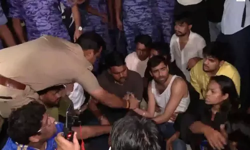 थाने के बाहर प्रदर्शन कर रहे छात्रों को हिरासत में लिया थाने के बाहर प्रदर्शन कर रहे छात्रों को हिरासत में लिया