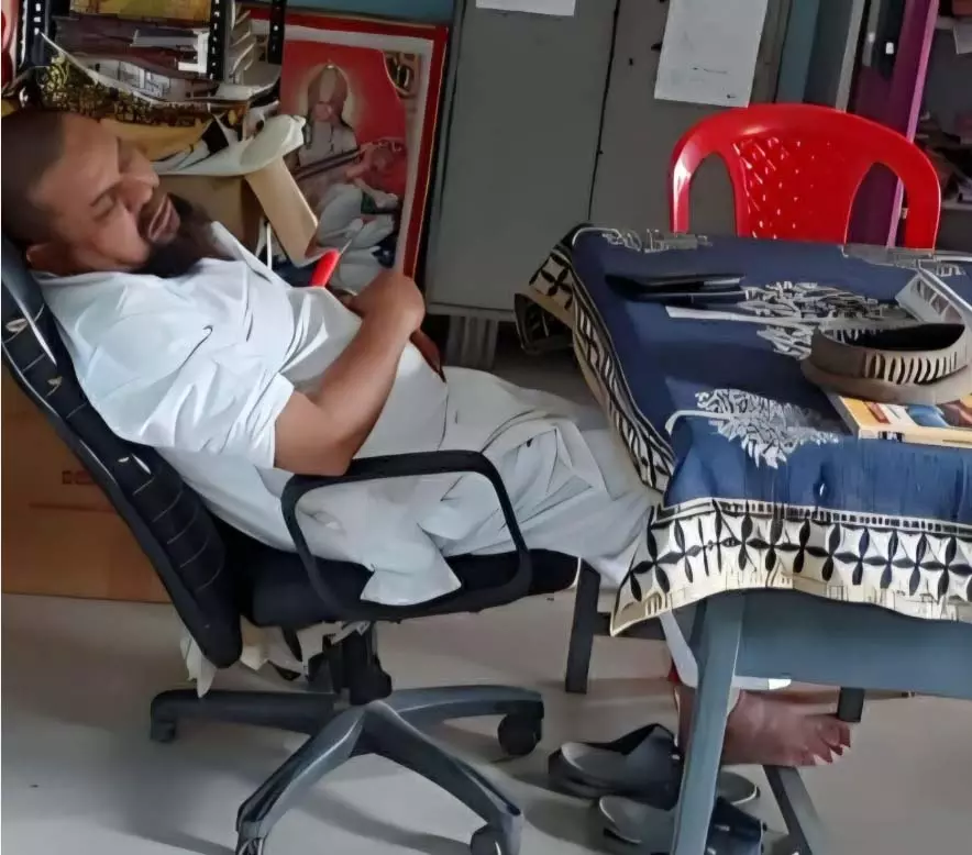 बच्चों के भविष्य से खिलवाड़ का आरोप, स्कूल में सोने वाले प्रधानपाठक को हटाने की मांग बच्चों के भविष्य से खिलवाड़ का आरोप, स्कूल में सोने वाले प्रधानपाठक को हटाने की मांग