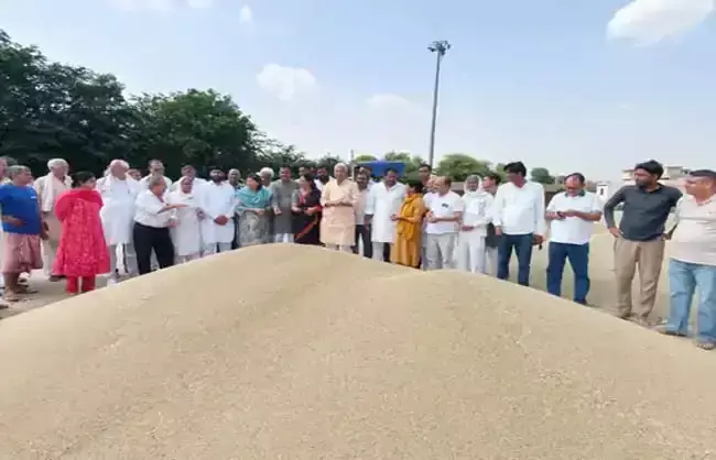 भाजपा सरकार की शर्तों से किसान परेशान : राव नरेंद्र सिंह भाजपा सरकार की शर्तों से किसान परेशान : राव नरेंद्र सिंह