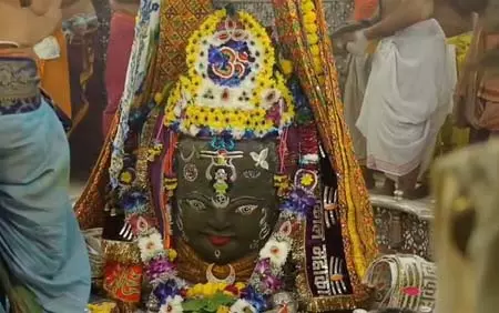 बाबा महाकाल का भांग से भव्य शृंगार, मस्तक पर विराजीं मां गंगा, भस्म आरती में बड़ी संख्या में शामिल हुए श्रद्धालु बाबा महाकाल का भांग से भव्य शृंगार, मस्तक पर विराजीं मां गंगा, भस्म आरती में बड़ी संख्या में शामिल हुए श्रद्धालु