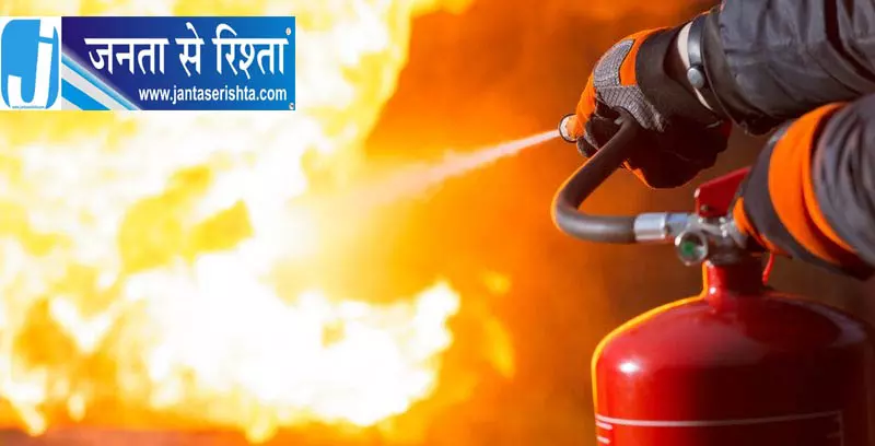 दिल्ली में आग का खौफनाक मंजर, घबराहट में शख्स ने बच्चे को खिड़की से फेंका दिल्ली में आग का खौफनाक मंजर, घबराहट में शख्स ने बच्चे को खिड़की से फेंका