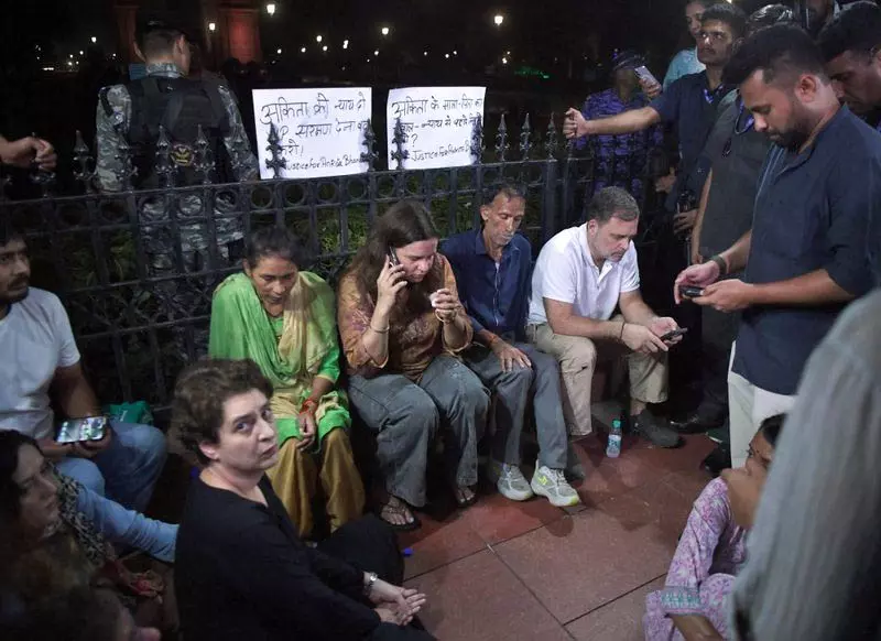 अंकिता भंडारी हत्याकांड में फिर उबाल, माता-पिता का इंडिया गेट पर प्रदर्शन अंकिता भंडारी हत्याकांड में फिर उबाल, माता-पिता का इंडिया गेट पर प्रदर्शन