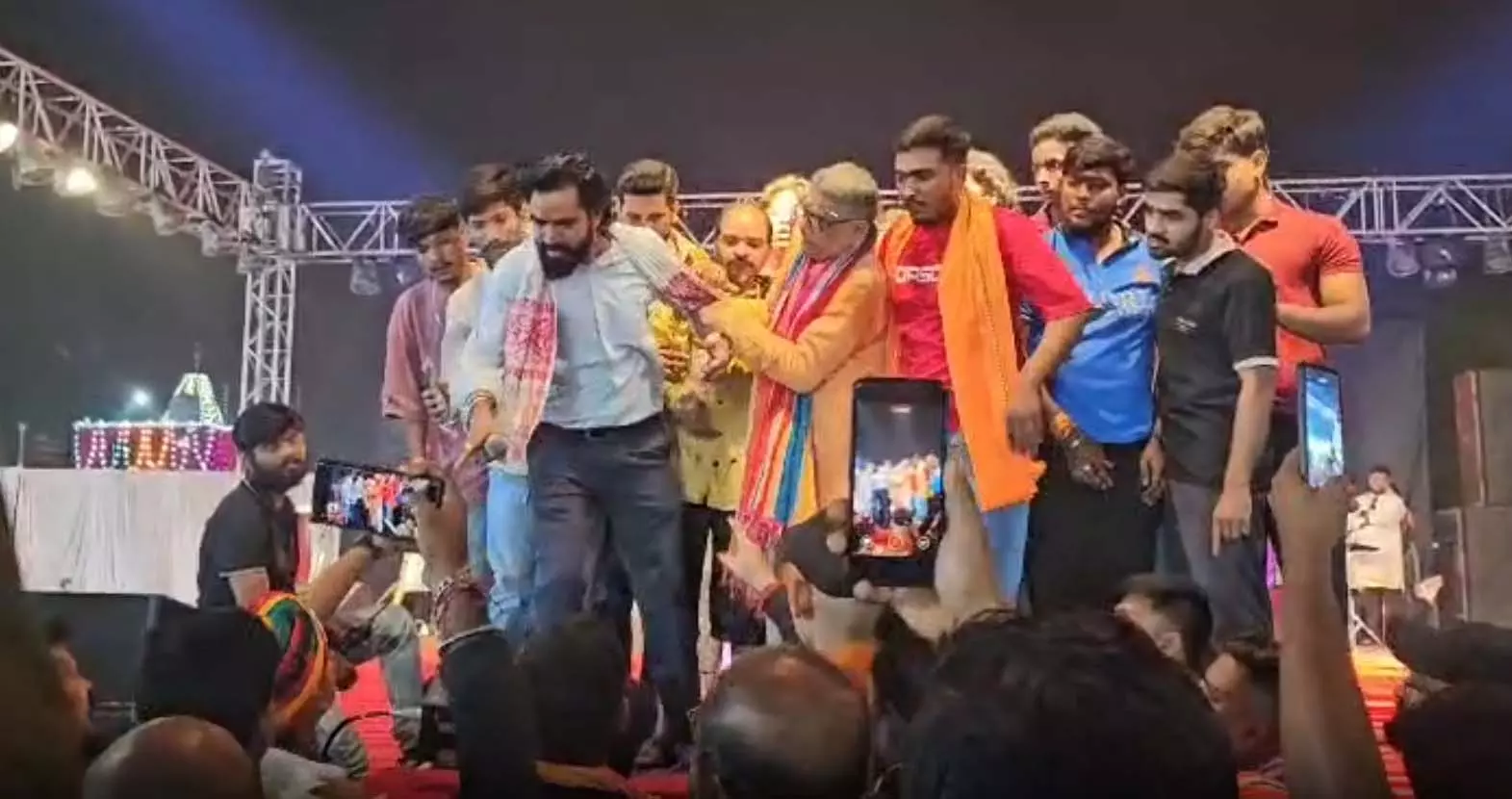 गरबा नाइट में मुस्लिम युवकों की मौजूदगी पर विरोध, जमकर हुआ हंगामा गरबा नाइट में मुस्लिम युवकों की मौजूदगी पर विरोध, जमकर हुआ हंगामा