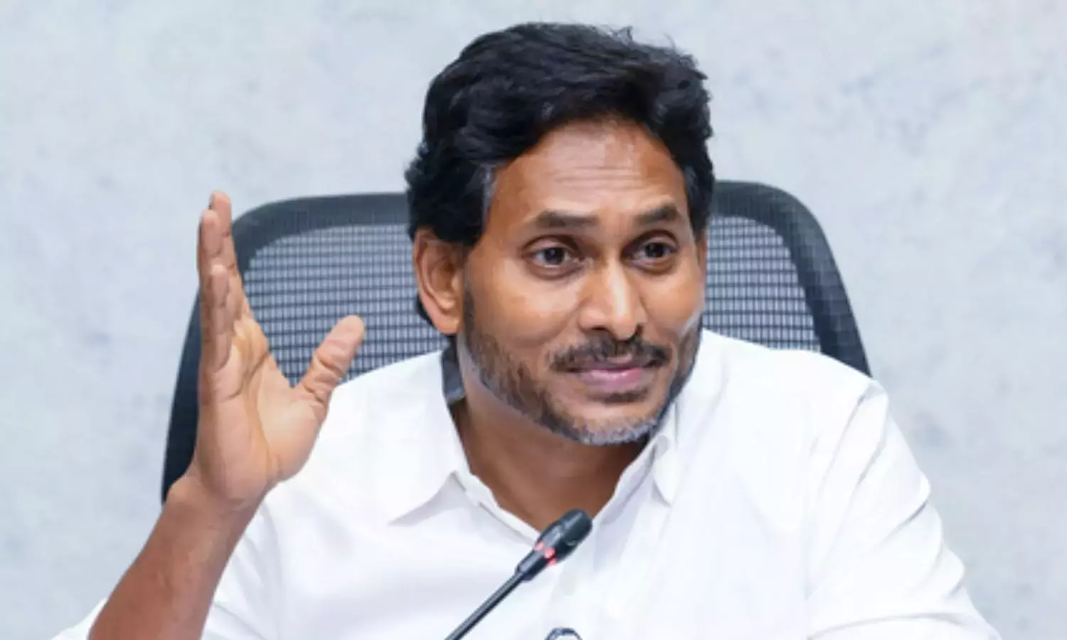 जगन ने पार्टी नेताओं से स्थानीय निकाय चुनावों के लिए तैयार रहने को कहा जगन ने पार्टी नेताओं से स्थानीय निकाय चुनावों के लिए तैयार रहने को कहा
