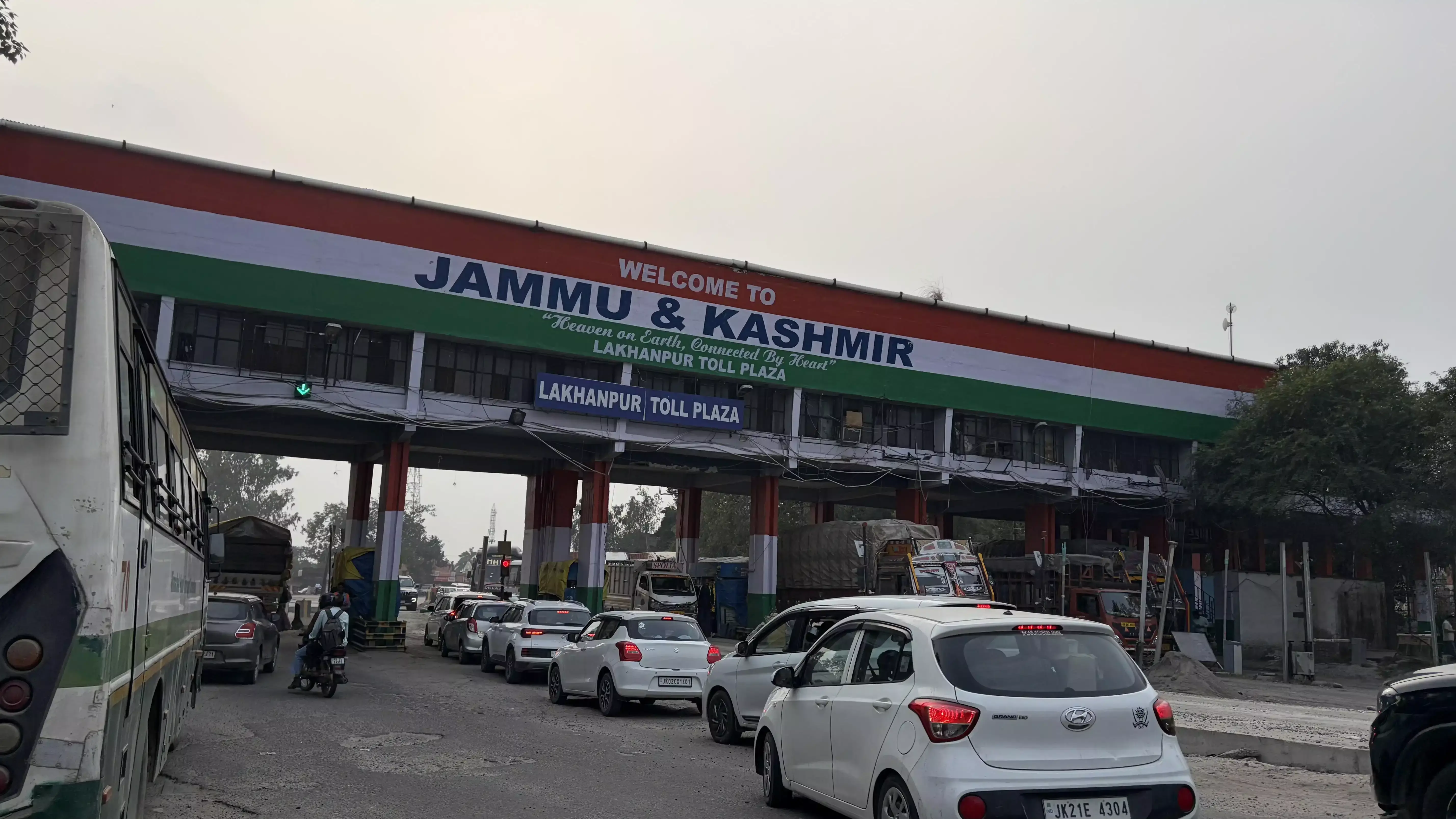लखनपुर टोल प्लाजा पर अव्यवस्थाओं का आलम, जाम में फंस रहे यात्री लखनपुर टोल प्लाजा पर अव्यवस्थाओं का आलम, जाम में फंस रहे यात्री