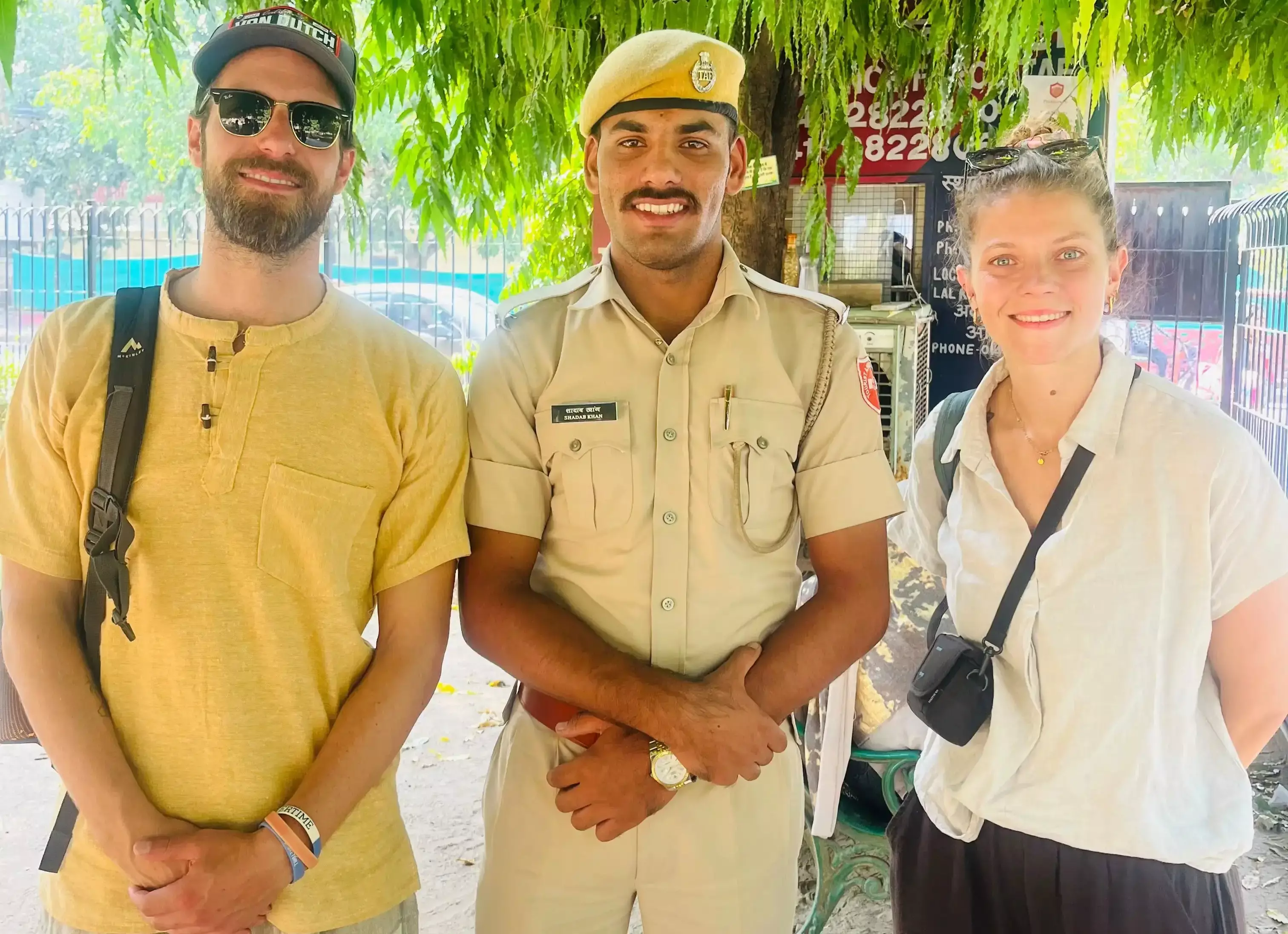 फ्रेंच भाषा में बातचीत कर विदेशी पर्यटकों की मदद कर रहे पुलिसकर्मी फ्रेंच भाषा में बातचीत कर विदेशी पर्यटकों की मदद कर रहे पुलिसकर्मी
