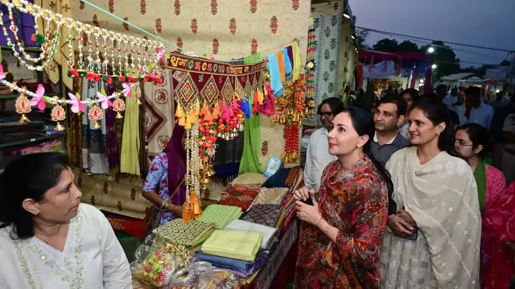 महिला स्वयं सहायता समूहों के उत्पादों की खरीदारी कर दीया कुमारी ने बढ़ाया मनोबल महिला स्वयं सहायता समूहों के उत्पादों की खरीदारी कर दीया कुमारी ने बढ़ाया मनोबल