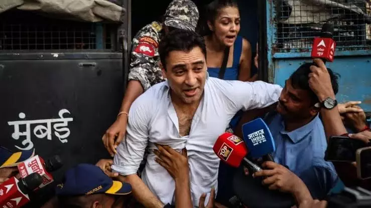 इमरान खान को मुंबई पुलिस का नोटिस, 28 अक्टूबर तक भारत छोड़ने का निर्देश इमरान खान को मुंबई पुलिस का नोटिस, 28 अक्टूबर तक भारत छोड़ने का निर्देश