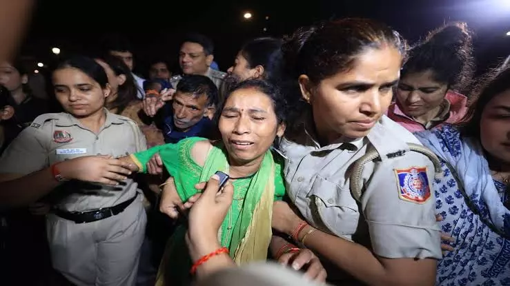 अंकिता भंडारी के माता-पिता को दिल्ली पुलिस ने हिरासत में लिया, 2 घंटे बाद रिहाई; उत्तराखंड में कांग्रेस करेगी प्रदर्शन अंकिता भंडारी के माता-पिता को दिल्ली पुलिस ने हिरासत में लिया, 2 घंटे बाद रिहाई; उत्तराखंड में कांग्रेस करेगी प्रदर्शन