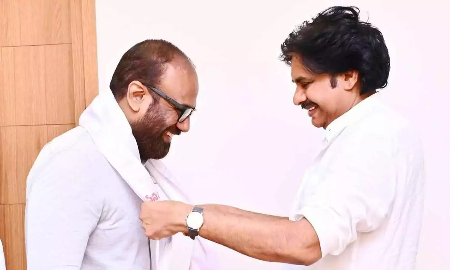 Andhra: विज के मेयर पद को लेकर अटकलों के बीच वंगावेती राधा जन सेना में शामिल हुईं Andhra: विज के मेयर पद को लेकर अटकलों के बीच वंगावेती राधा जन सेना में शामिल हुईं