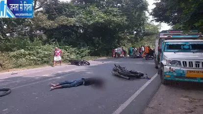 बेकाबू कार ने दो बाइकों को मारी टक्कर, 3 की मौत बेकाबू कार ने दो बाइकों को मारी टक्कर, 3 की मौत