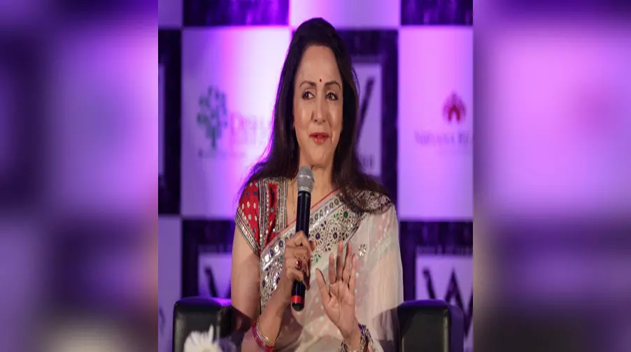 जिस हेमा मालिनी पर फिदा है पूरा बॉलीवुड, कभी उन्हें निर्देशक ने फिल्म से कर दिया था बाहर जिस हेमा मालिनी पर फिदा है पूरा बॉलीवुड, कभी उन्हें निर्देशक ने फिल्म से कर दिया था बाहर