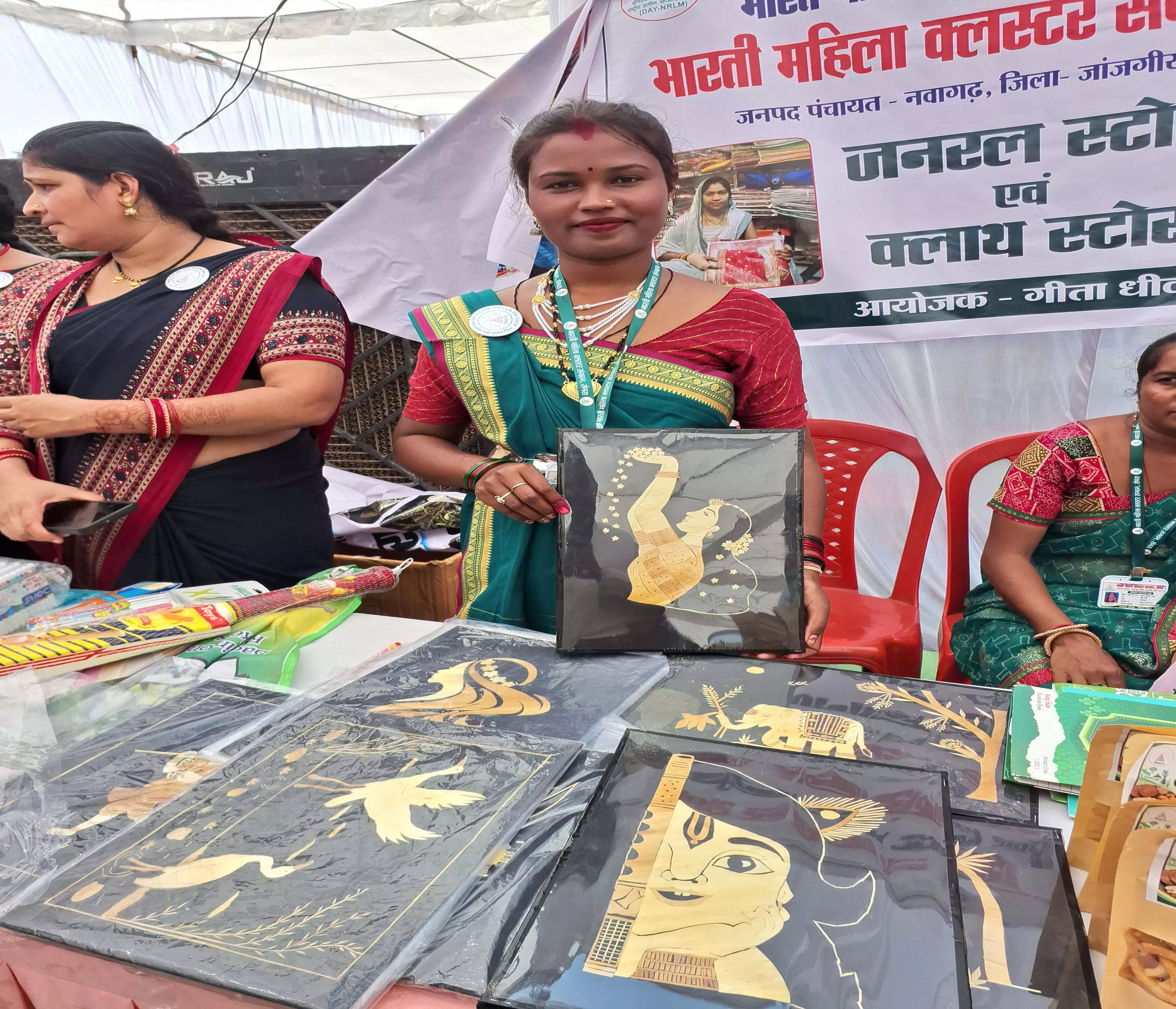 धान के पैरे से धनेश्वरी ने गढ़ी आत्मनिर्भरता की नई पहचान, कला को बनाया कमाई का जरिया धान के पैरे से धनेश्वरी ने गढ़ी आत्मनिर्भरता की नई पहचान, कला को बनाया कमाई का जरिया