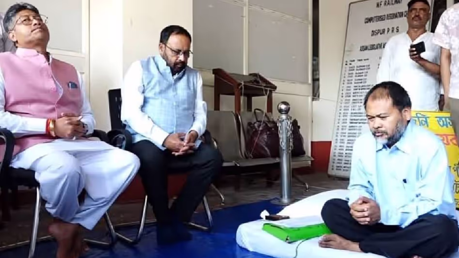 अखिल गोगोई ने खत्म किया सत्याग्रह: राज्य मंत्रियों से हुई वार्ता अखिल गोगोई ने खत्म किया सत्याग्रह: राज्य मंत्रियों से हुई वार्ता