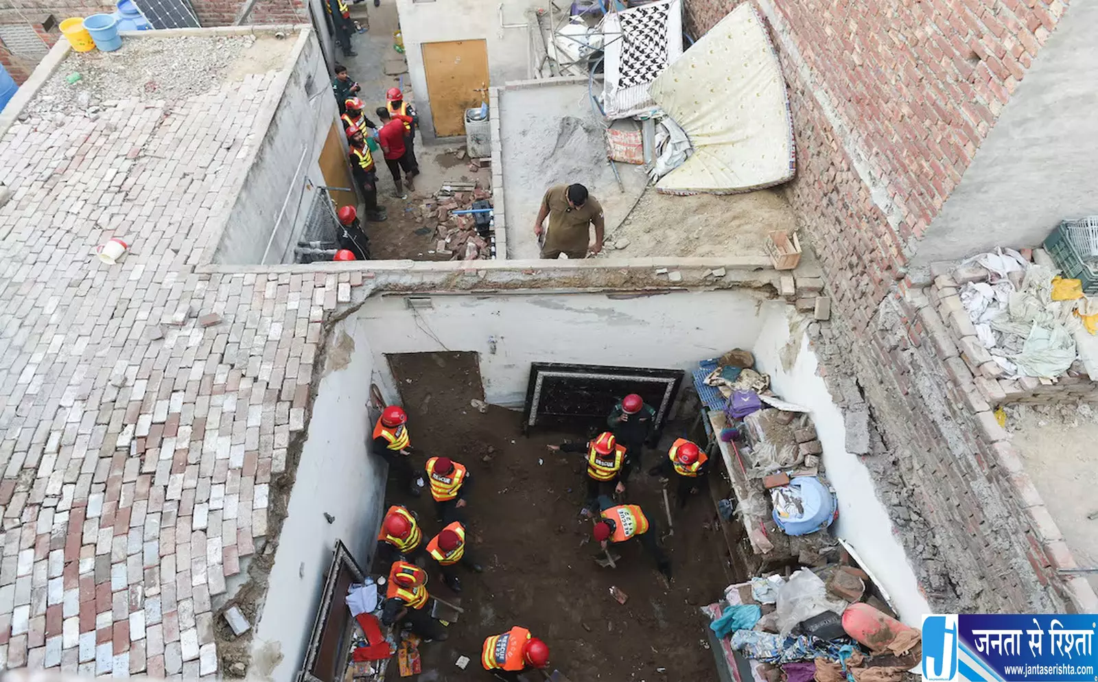 पाकिस्तान में बड़ा हादसा स्कूल की छत गिरने से 29 की मौत पाकिस्तान में बड़ा हादसा स्कूल की छत गिरने से 29 की मौत
