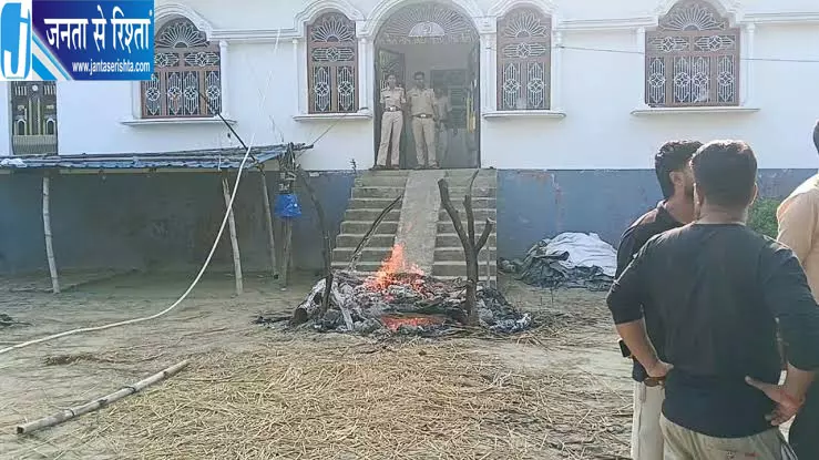 हत्या से भड़का आक्रोश, हत्या के आरोपी के घर के सामने जलाया शव हत्या से भड़का आक्रोश, हत्या के आरोपी के घर के सामने जलाया शव
