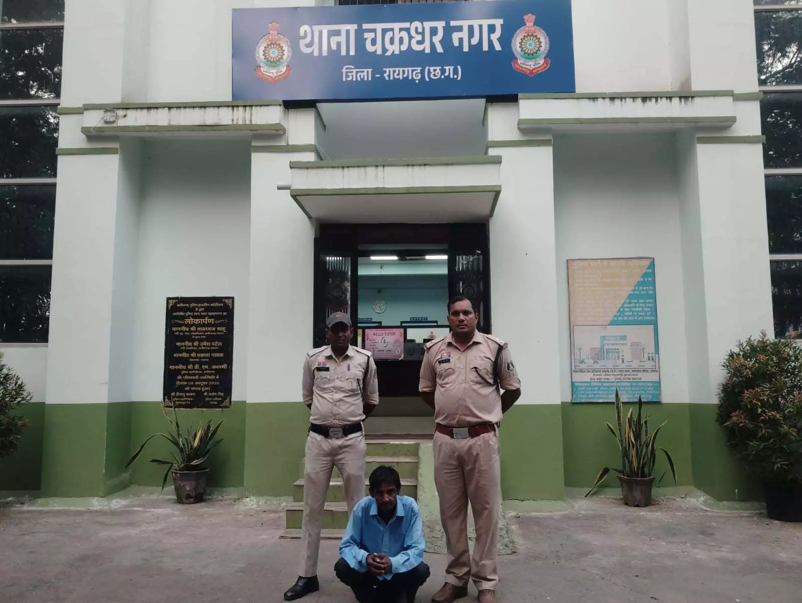 गांजा तस्करी का फरार आरोपी गिरफ्तार, बाइक जब्त गांजा तस्करी का फरार आरोपी गिरफ्तार, बाइक जब्त
