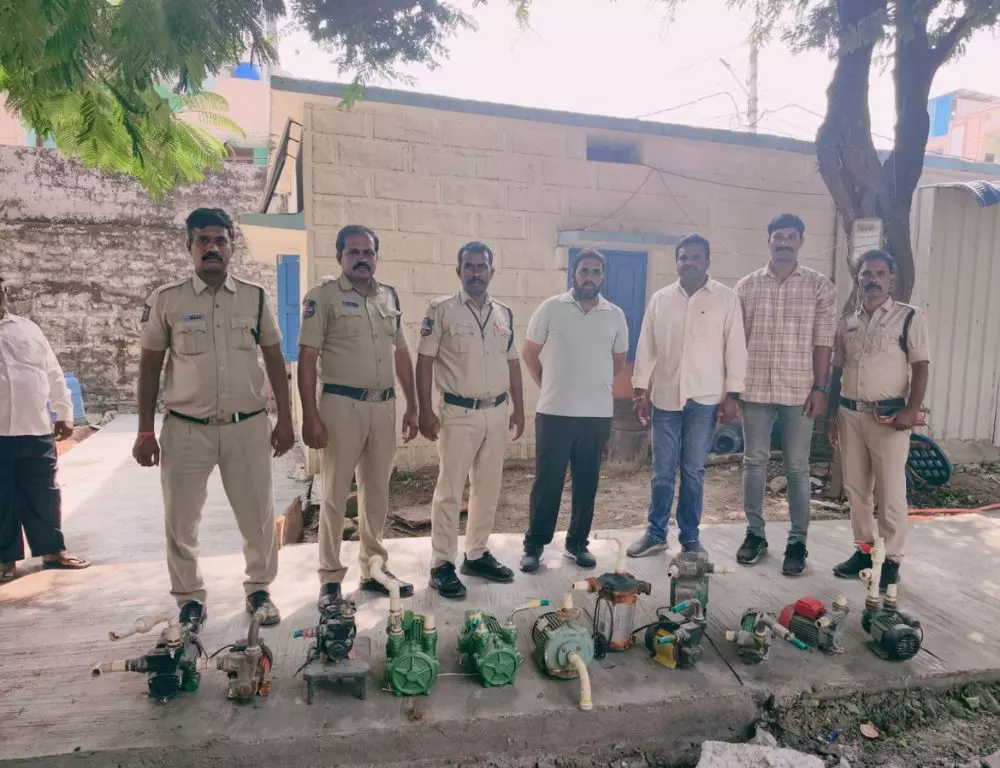 पानी की चोरी पर शिकंजा: कुकटपल्ली से 12 अवैध मोटरें जब्त पानी की चोरी पर शिकंजा: कुकटपल्ली से 12 अवैध मोटरें जब्त