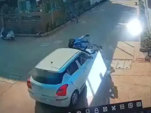 तेज रफ्तार कार ने बाइक को मारी टक्कर, 5 फीट उछलकर छत पर गिरा इंजीनियर तेज रफ्तार कार ने बाइक को मारी टक्कर, 5 फीट उछलकर छत पर गिरा इंजीनियर