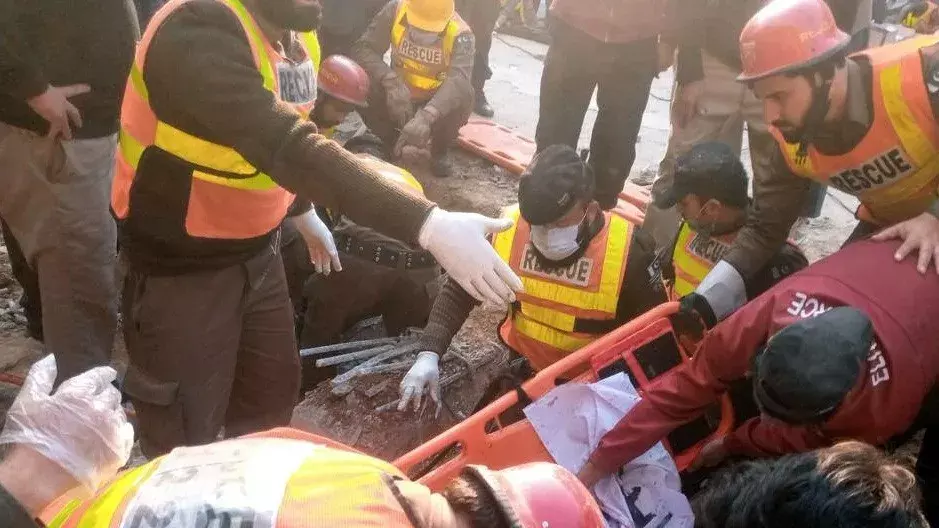 पेशावर स्कूल हादसा: छत गिरने से 33 की मौत पेशावर स्कूल हादसा: छत गिरने से 33 की मौत