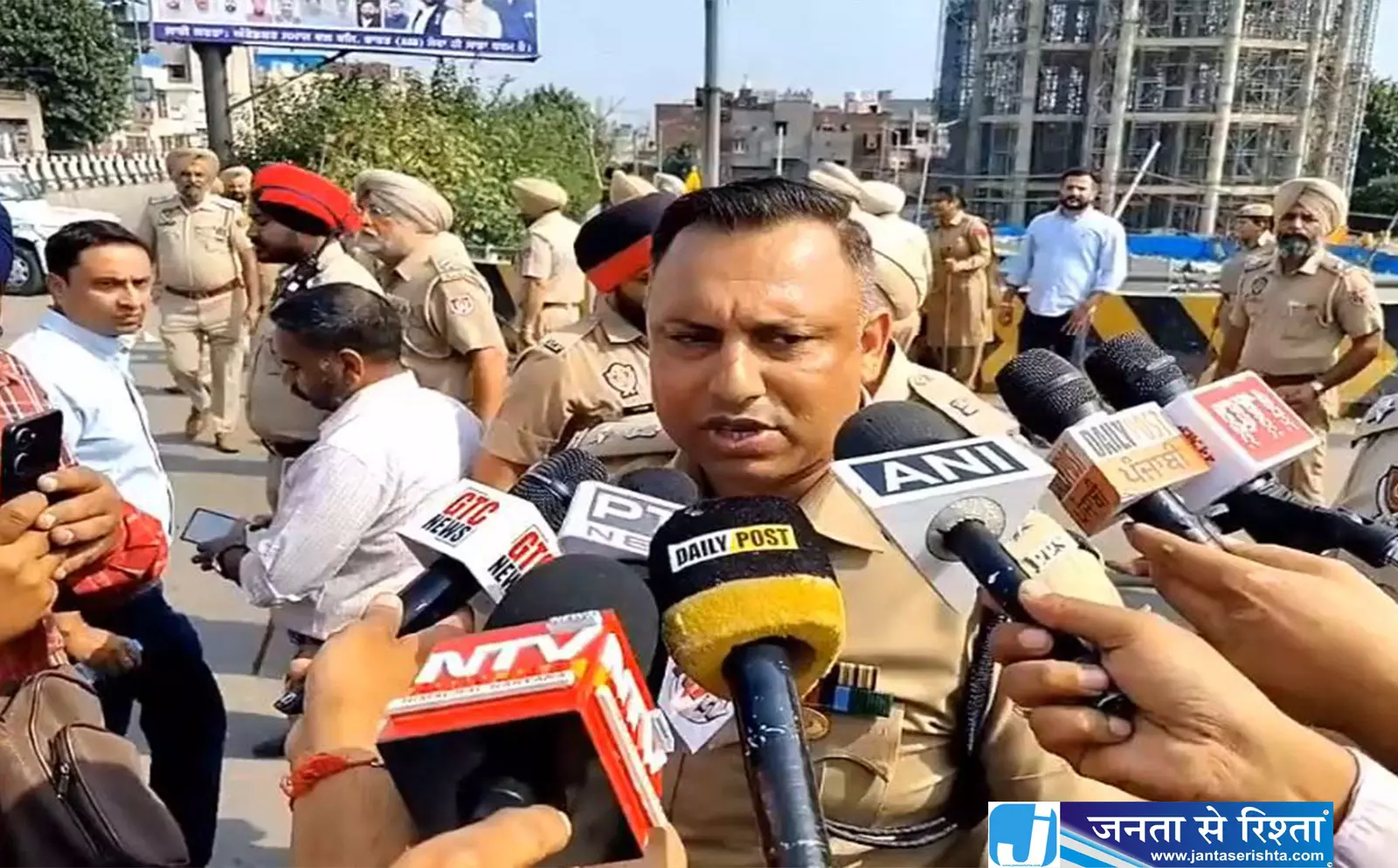 पंजाब में हत्या के विरोध में बड़ा प्रदर्शन पुलिस ने जाम से निकालीं 3 एम्बुलेंस पंजाब में हत्या के विरोध में बड़ा प्रदर्शन पुलिस ने जाम से निकालीं 3 एम्बुलेंस