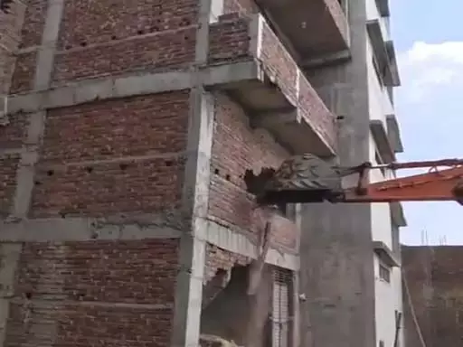 अतिक्रमण पर चला प्रशासन का डंडा, 60 कब्जे हटाए अतिक्रमण पर चला प्रशासन का डंडा, 60 कब्जे हटाए