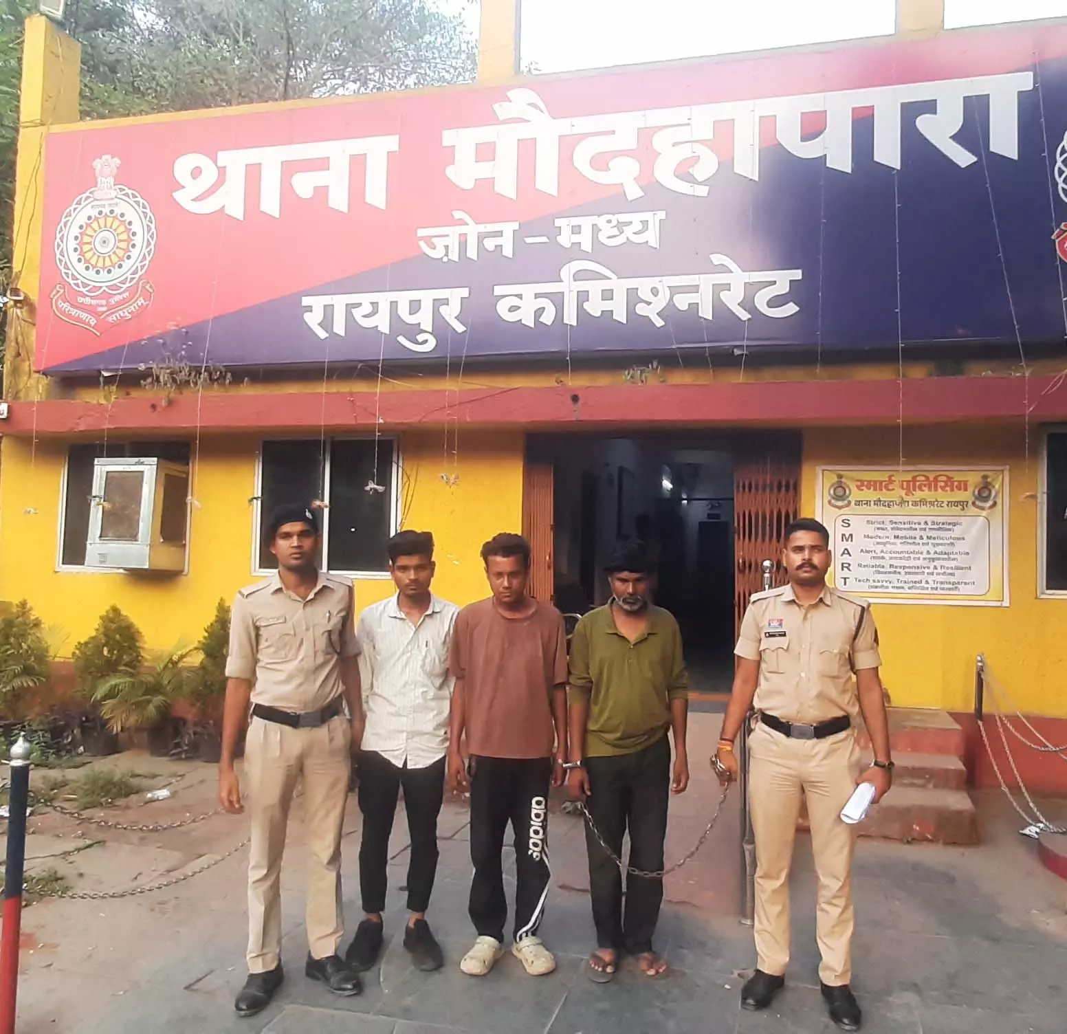 रायपुर में पुलिस का बड़ा एक्शन, 85 वारंटियों समेत करीब 180 गिरफ्तार रायपुर में पुलिस का बड़ा एक्शन, 85 वारंटियों समेत करीब 180 गिरफ्तार