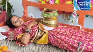 कीलों पर लेटकर देवी आराधना, देखने उमड़ी भीड़ कीलों पर लेटकर देवी आराधना, देखने उमड़ी भीड़