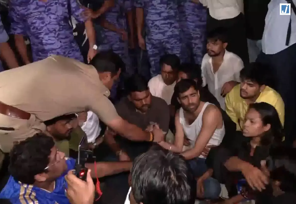 थाने के बाहर प्रदर्शन कर रहे छात्रों को हिरासत में लिया थाने के बाहर प्रदर्शन कर रहे छात्रों को हिरासत में लिया