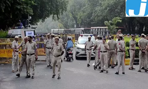 दिल्ली में लहरा दो तिरंगा यात्रा से पहले सेंट्रल पार्क बंद; पुलिस का पहरा, कनॉट प्लेस में सुरक्षा कड़ी दिल्ली में लहरा दो तिरंगा यात्रा से पहले सेंट्रल पार्क बंद; पुलिस का पहरा, कनॉट प्लेस में सुरक्षा कड़ी