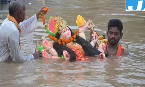 दुर्गा विसर्जन के दौरान तस्वीरें लेने पर पाबंदी, जानें किन दृश्यों पर लागू होगा आदेश दुर्गा विसर्जन के दौरान तस्वीरें लेने पर पाबंदी, जानें किन दृश्यों पर लागू होगा आदेश