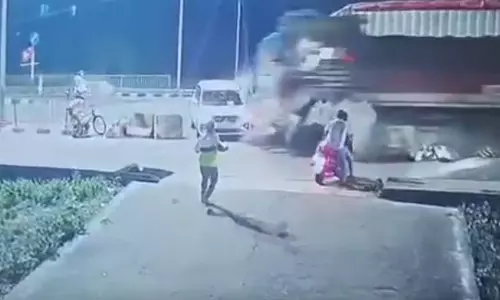 LIVE VIDEO! एक के बाद एक कई वाहनों को ट्रक ने टक्कर मारी, दर्दनाक हादसे से हड़कंप LIVE VIDEO! एक के बाद एक कई वाहनों को ट्रक ने टक्कर मारी, दर्दनाक हादसे से हड़कंप