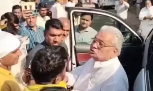 भाजपा विधायक को मुंह पर युवक ने कहा गधा , लोगों ने बजाईं तालियां