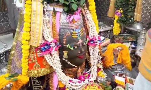मुकुट, रजत, चंद्र और त्रिशूल से सजे बाबा महाकाल; निराकार से साकार रूप में भक्तों को दिए दर्शन मुकुट, रजत, चंद्र और त्रिशूल से सजे बाबा महाकाल; निराकार से साकार रूप में भक्तों को दिए दर्शन