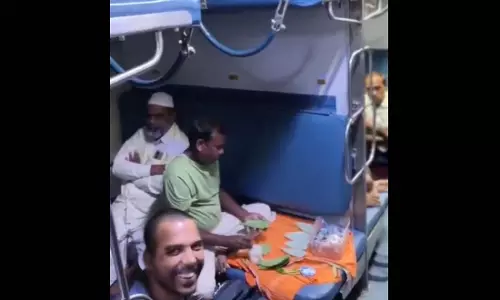 चलती ट्रेन में खुल गई पान की दुकान, AC कोच का नजारा देख यात्री हैरान चलती ट्रेन में खुल गई पान की दुकान, AC कोच का नजारा देख यात्री हैरान