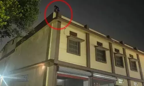 बिल्डिंग पर चढ़ी छात्रा को देख मची अफरा-तफरी, युवक बना फरिश्ता बिल्डिंग पर चढ़ी छात्रा को देख मची अफरा-तफरी, युवक बना फरिश्ता