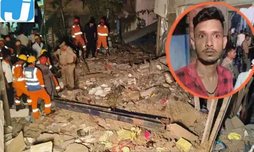 पटाखा निर्माण वाले मकान में विस्फोट, सारनाथ के पैगंबरपुर में भारी नुकसान पटाखा निर्माण वाले मकान में विस्फोट, सारनाथ के पैगंबरपुर में भारी नुकसान